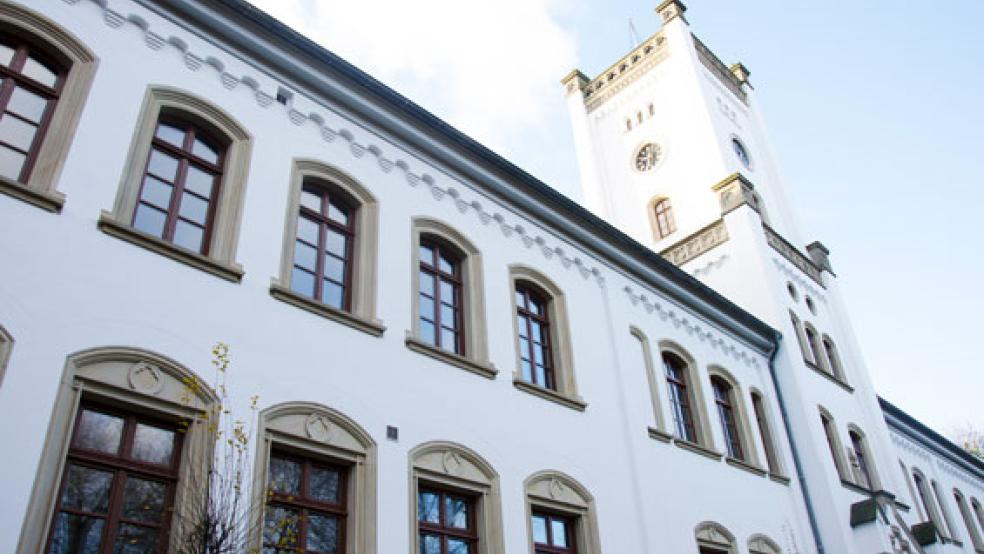 Vor der Jugendkammer des Landgerichts Aurich müssen sich zwei 20-Jährige verantworten. Sie sollen einen 27-Jährigen so brutal attackiert haben, dass der Mann an den Folgen schwerer Verletzungen verstarb. © Archivfoto: Hanken