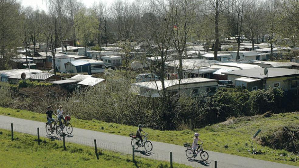 Blick vom Emsdeich am Schleusenweg: Auf dem Campingplatz in Weener gibt es über 150 Stellplätze - aber zurzeit wohnen dort lediglich acht Dauer-Camper. © Foto: Szyska