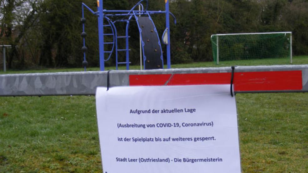 Gesperrte Spielplätze wie hier in Bingum und andere Einschränkungen des öffentlichen Lebens: Welche Erfahrungen die Menschen im Kreis Leer mit der Corona-Pandemie machen, möchte der Ehrenamtslotse Detlef M. Plaisier in einem Buch beschreiben. © Foto: Szyska