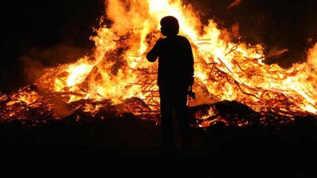 Osterfeuer mit nur zwei Personen