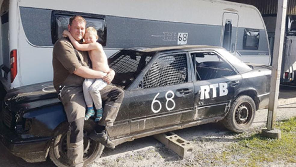 Thomas Neuber mit seinem Sohn. Mit dem schwarzen Mercedes nimmt der 40-Jährige an Autocross-Rennen teil. © Foto: privat