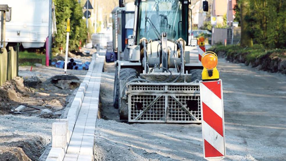 Die ersten Bordsteine für den neuen Radweg wurden jetzt gesetzt. © Foto: Loger