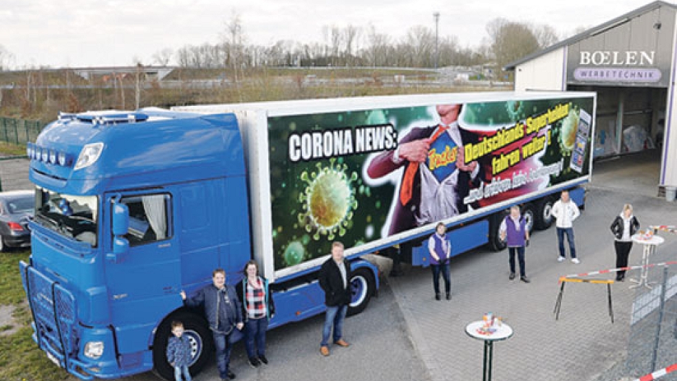 Rollender Botschafter für die Trucker in der Corona-Krise: Spediteur Max Merkel aus Moormerland hat einen Truck seiner Flotte mit einer Botschaft versehen. © Foto: Wolters