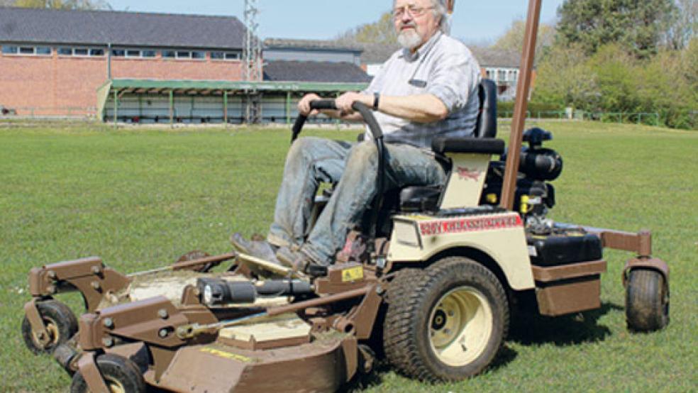 Egge Mansholt auf dem Mulchgerät, mit dem er den Sportplatz in Stapelmoor mäht. Der 68-Jährige ist seit 2015 Platzwart der Teutonen. © Fotos: Berents