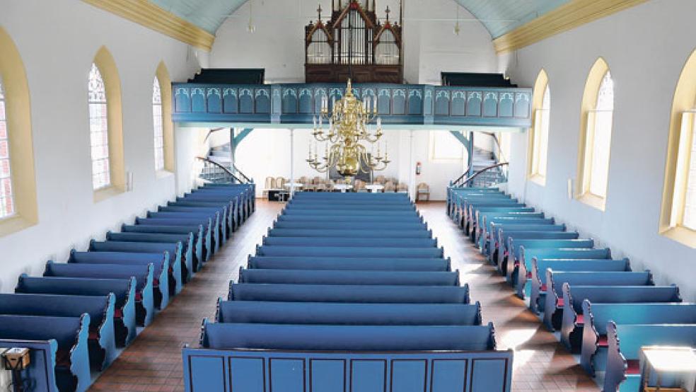 Auch die Kirche in Wymeer wird Ostern leer bleiben. Im Gemeindehaus gegenüber wurde im Vorraum von Teelka Huisinga und Karin Eckhoff etwas Passendes zu Ostern aufgebaut. Von außen können Besucher einen Blick darauf werfen.  © Foto: Boelmann