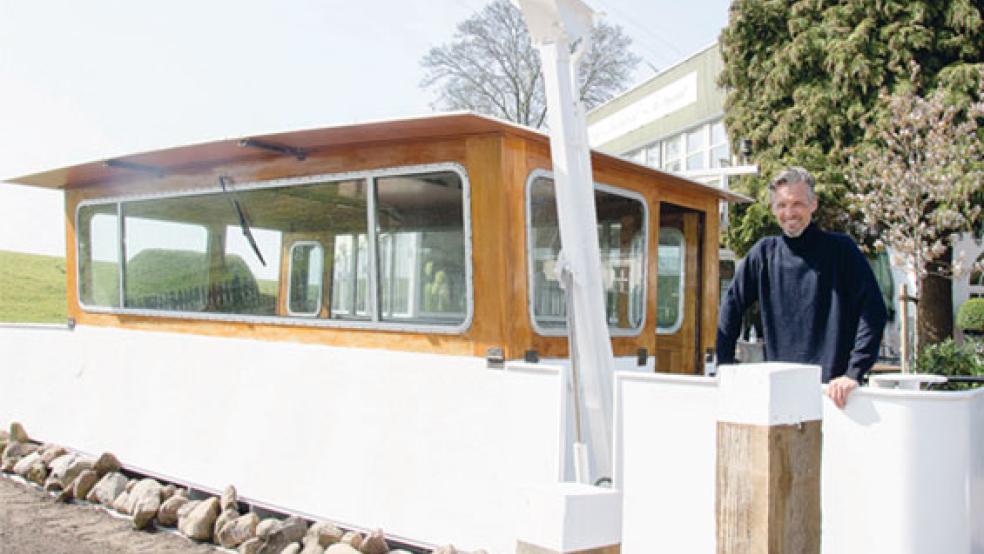 Enno Garen an Bord von »Deck #6«. Das kulinarische Projekt im Innern eines ausrangierten Steuerhauses ist eine der wenigen »Baustellen«, die dem »Reiherhorst«-Betreiber in der Krisenzeit geblieben ist. © Foto: Hanken