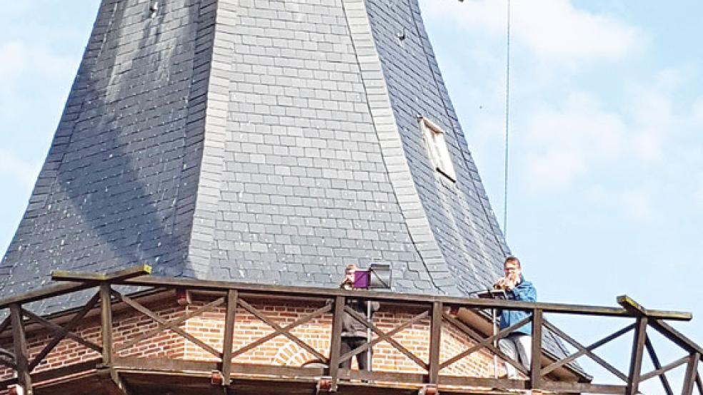 Von der Galerie bis zum Garten: Im Rheiderland wurden auch ungewöhnliche »Bühnen« für die Aktion »Osterm vom Balkon« gewählt, so wie etwa die Ditzumer Mühle. Unten: Pastor Thomas Weyermanns predigte per Livestream. © Fotos: privat