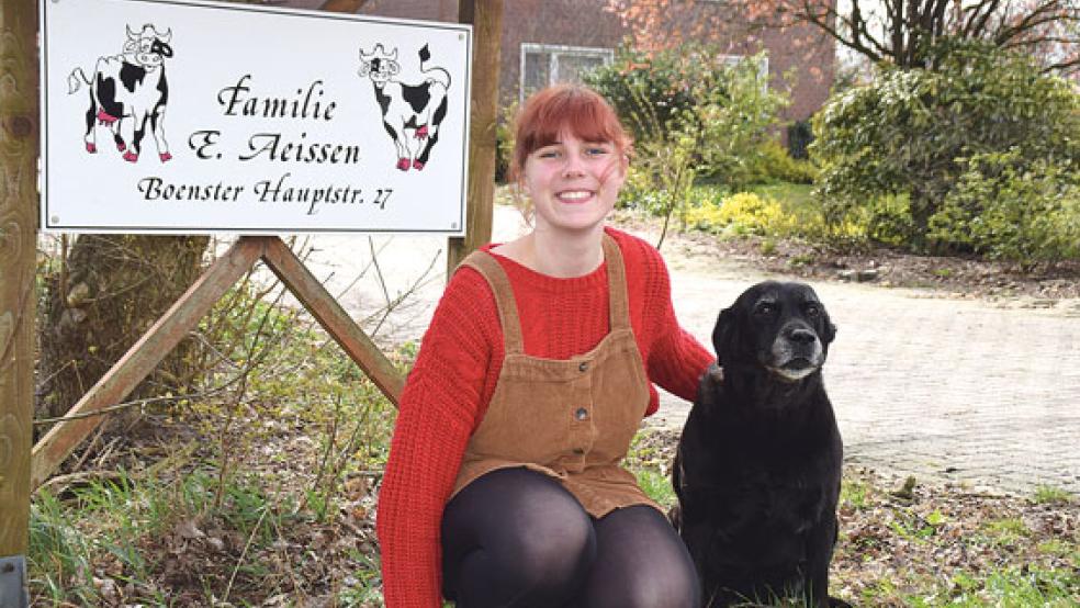 Ina Aeissen (hier mit Hündin Kira) ist zurück in Boen. Hier büffelte sie weiter für das französische Abitur und hilft den Eltern beim Melken.  © Foto: Himstedt