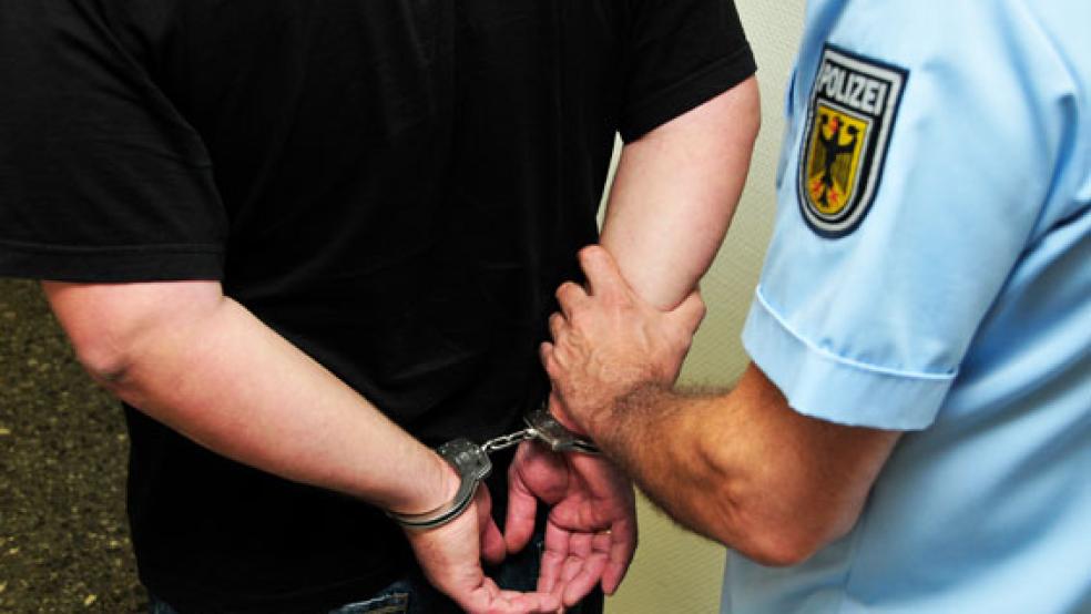 Der Polizei hat am Montag in Norddeich einen 30-Jährigen festgenommen, der im dringenden Verdacht steht, eine Tankstelle überfallen zu haben. © Foto: RZ-Archiv