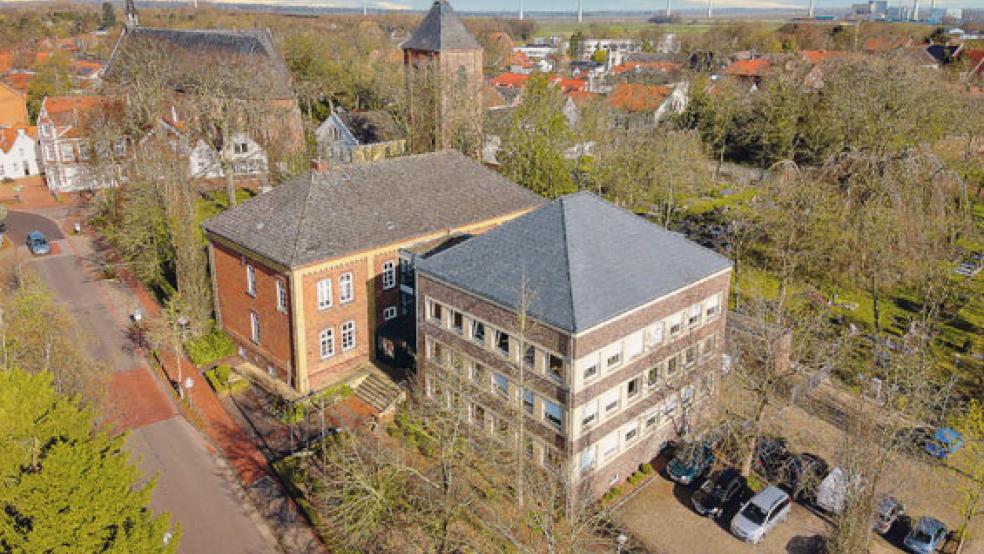 Aus der Vogelperspektive betrachtet - das Rathaus der Stadt Weener an der Osterstraße. Der Parkplatz bietet viele freie Stellplätze, denn die Stadtverwaltung hat für den Publikumsverkehr geschlossen und setzt auf Home Office. © Foto: Bruins