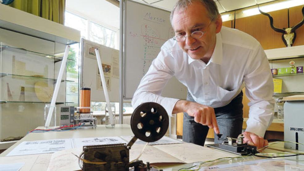 Stephan-Gerhard Koziolek, Direktor der Naturforschenden Gesellschaft zu Emden, mit einem Telegrafen aus der Zeit um 1870. © Foto: Gaby Wolf