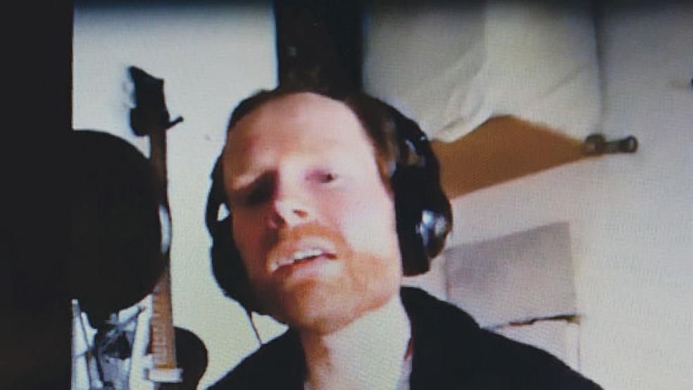 »Ich rede wirklich nicht gerne in Kameras, das mochte ich noch nie«, Bei seinen Streamingkonzerten ist Enno Bunger alleine im Proberaum. © Foto: Eden