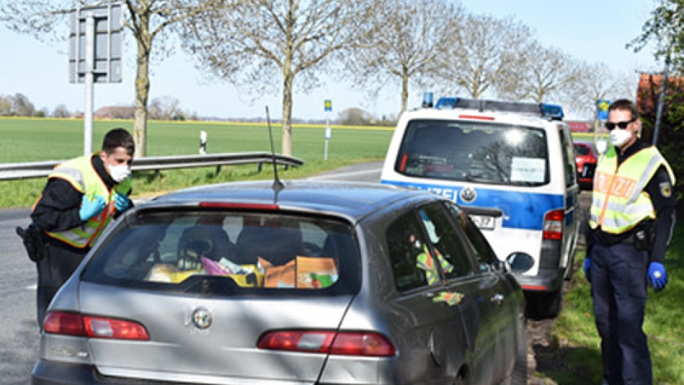 Auch an der Neuschanzer Straße in Charlottenpolder kontrollierten Beamte der Bundespolizei, hier zwei vom Flughafen Hannover, aus den Niederlanden einreisende Fahrzeuge und deren Insassen. © Fotos: Kuper