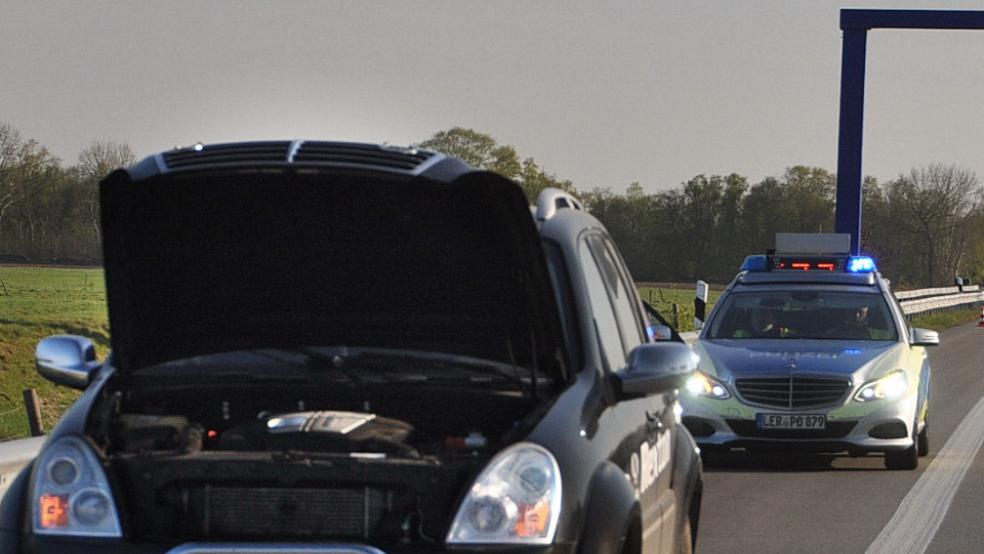Der Geländewagen mit Motorschaden, im Hintergrund ein Polizeifahrzeug. © Wolters