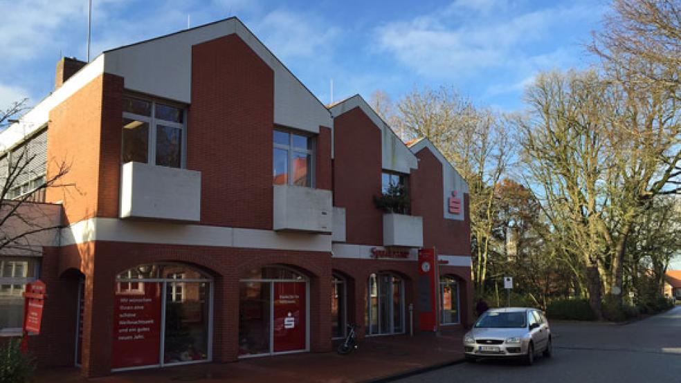 Ab 20. April öffnen die Hauptstellen und größere BeratungsCenter der Sparkasse wieder zu eingeschränkten Zeiten. Im Bild die Sparkasse in Weener. © Foto: Boelmann