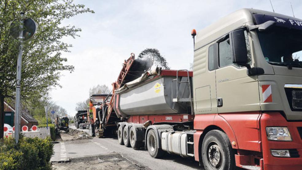 Die obere Asphaltschicht der Bundesstraße 436 bei Coldam wird seit gestern abgefräst. Ab dem 21. April soll die Fahrbahn neu asphaltiert werden. © Fotos: Wolters