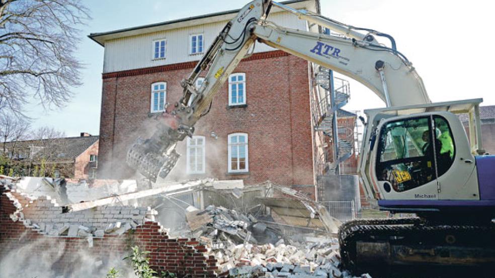 Auch ein Garagengebäude muss für den Erweiterungsbau der Staatsanwaltschaft in Aurich weichen. © Foto: Banik