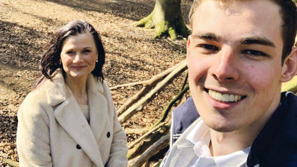 Moritz Ramann und seine »Patin« Gitta Connemann zusammen im Heseler Wald. © Foto: privat