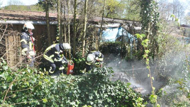 Wall im Schrebergarten steht in Flammen