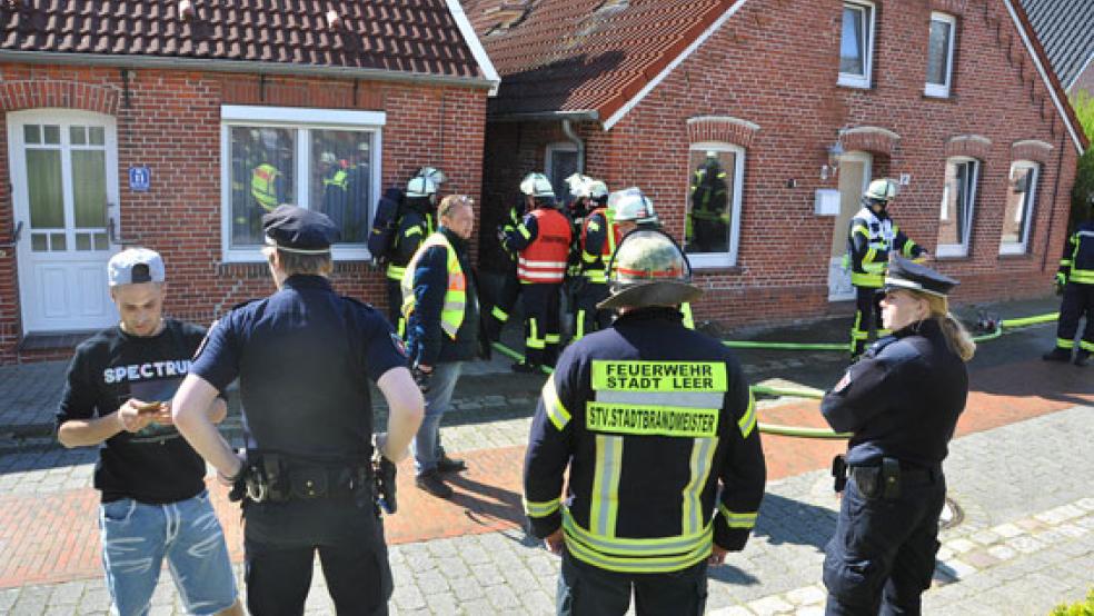 Feuerwehr, Rettungsdienst und eine Notärztin waren heute bei einem Feuer in Bingum im Einsatz. © Foto: Wolters