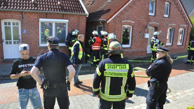 Mülleimer brennt: Mann leicht verletzt