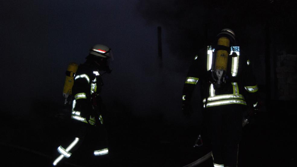 MIt schwerem Atemschutz waren die Feuerwehrleute in Diele im Einsatz. © Hoegen