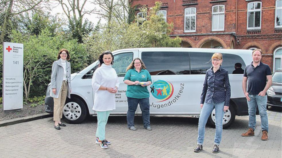 Freuen sich über den Start von »Essen für Alle«: Tanja Schäfers (Geschäftsführerin des DRK Leer), Gitta Connemann, Rosi Behmann (Kreisvorsitzende des Jugendrotkreuzes), Carina Müller (Datenschutzbeauftragte) und Thomas Stahlmann.  © Foto: Büro Connemann