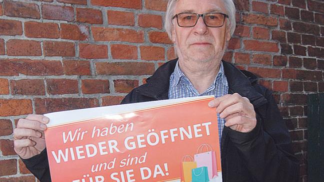 Geschäfte zeigen mit Plakat Flagge