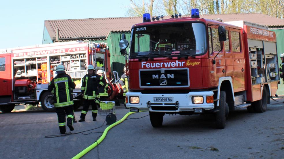 Die Feuerwehr Weener im Einsatz auf einem Hof in Hörnhusen. © Feuerwehr/Rand