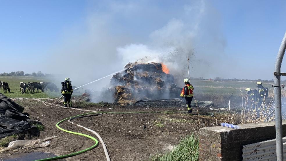 Die Feuerwehren aus Jemgum. Holtgaste, Critzum und Weenermoor sind in Marienchor im Einsatz. Dort sind rund 40 Heuballen in Brand geraten. © Janßen/Kreisfeuerwehr
