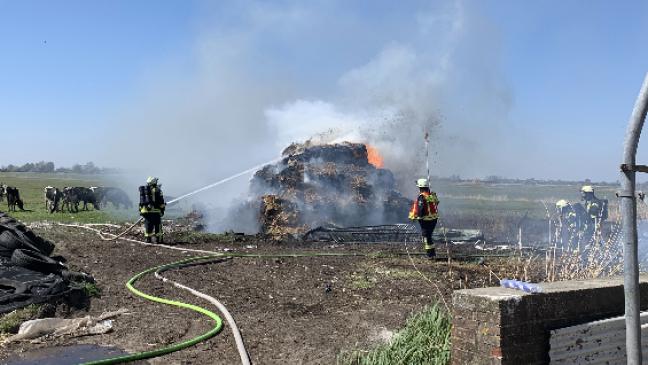 40 Heuballen stehen in Flammen