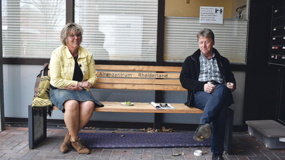 Andreas Cramer, Leiter des Altenzentrums Rheiderland in Weener, freut sich, dass Loes Krüger aus dem niederländischen Nieuw Beerta nach dem Corona-Verbot jetzt doch wieder als Pflegekraft arbeiten darf. © Foto: Kuper