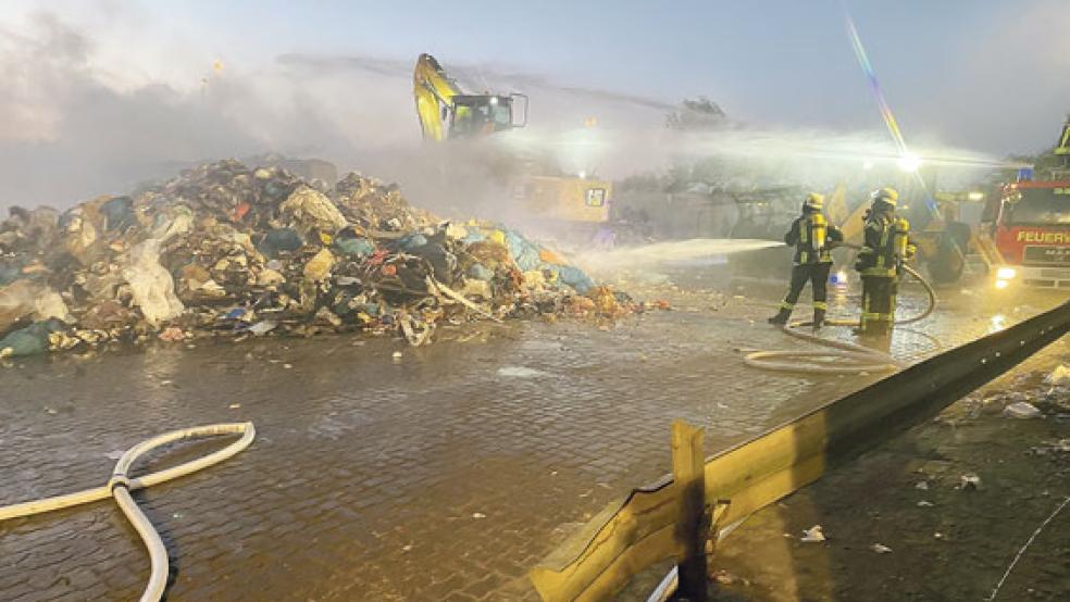 In einem Müllverwertungsunternehmen in Georgsheil hat es gebrannt. © Foto: Feuerwehr