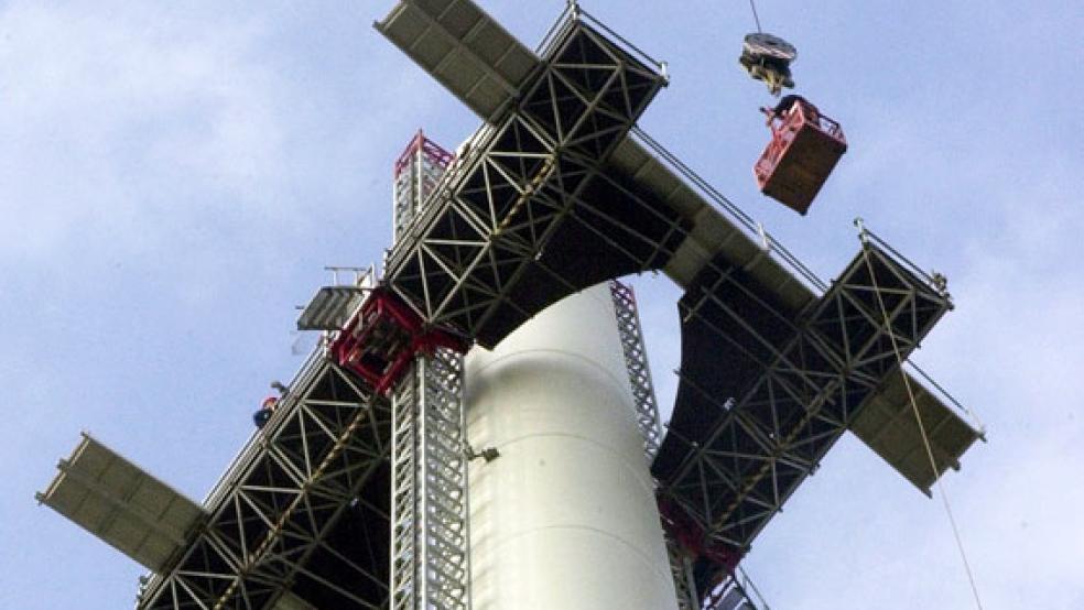 Turmbau für eine Enercon-Anlage in Magedeburg. Das dortige Werk soll nun geschlossen werden. © Archivfoto: dpa