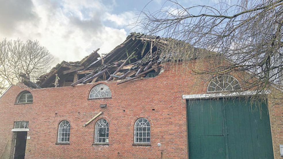 Auswirkungen von »Sabine«: Von einer Sturmböe wurde am 9. Februar dieses Jahres ein Teil eines Gulfhof-Daches im Landkreis Wittmund angehoben und Teile des Mauerwerkes mit heruntergerissen. © Foto: Brandkasse