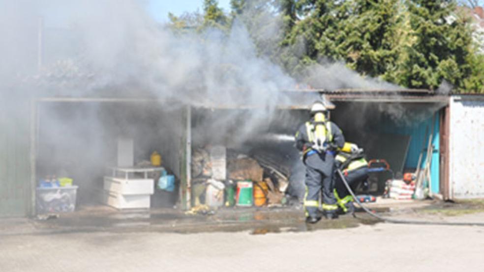 In Leer geriet aus bislang ungeklärter Ursache eine Garage in Brand. © Foto: Wolters