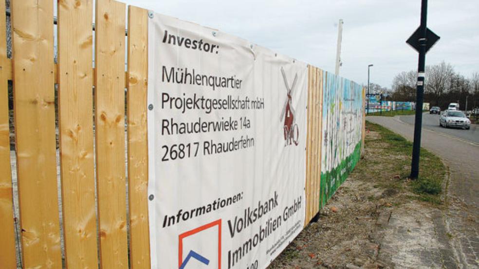 Ein künstlerisch gestalteter Bauzaun schirmt das Gelände vom Untenende ab. © Foto: Thorweger