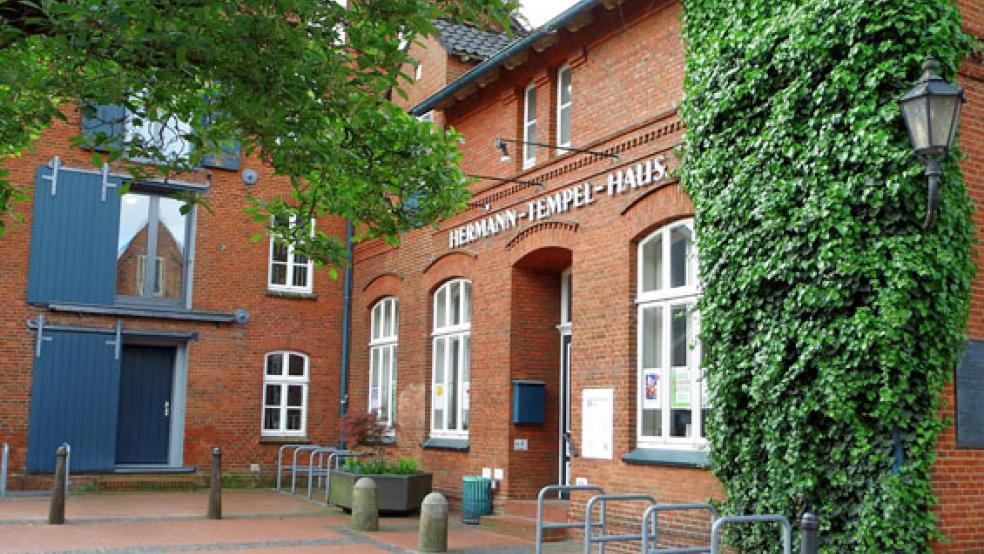 Die Tür der Stadtbibliothek am Wilhelminengang in Leer ist ab Montag wieder für Besucher geöffnet. © Foto: privat