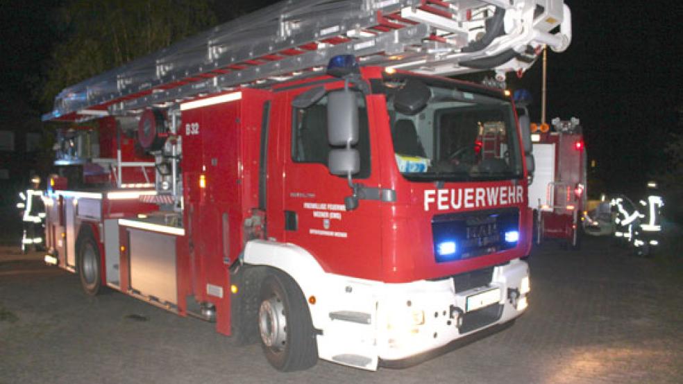 Ein brennendes Möbelstück hielt heute Nacht die Feuerwehr Weener auf Trab. © Foto: Rand