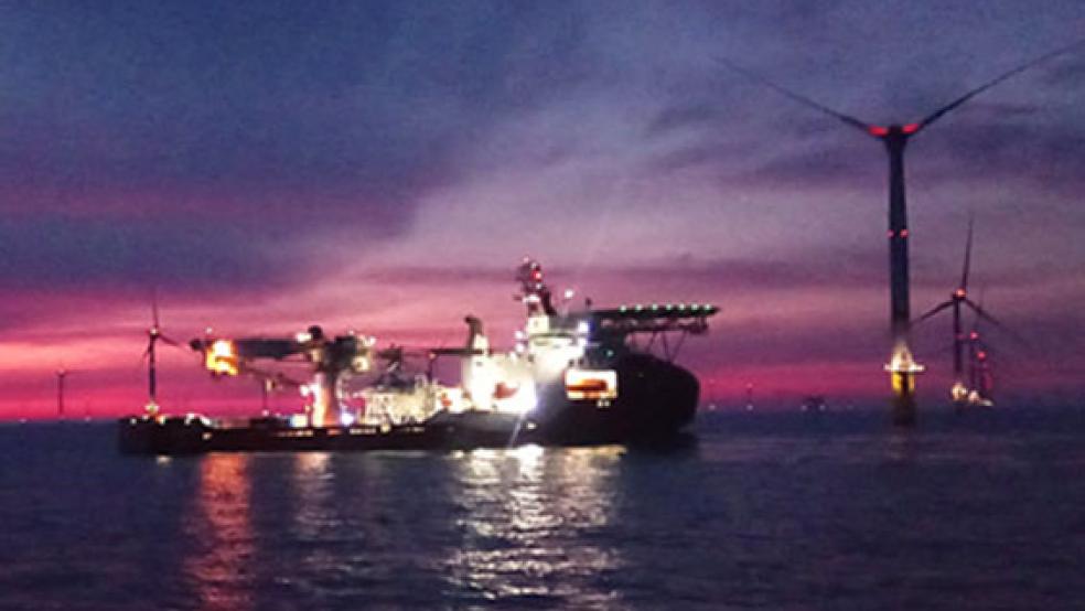 Im Offshore-Windpark Riffgrund 1 war ein Schiff mit einer Windkraftanlage kollidiert. Das Foto zeigt den Offshore-Versorger »Siem Barracuda«, der zur dem Havaristen zu Hilfe eilte. © Foto: DGzRS