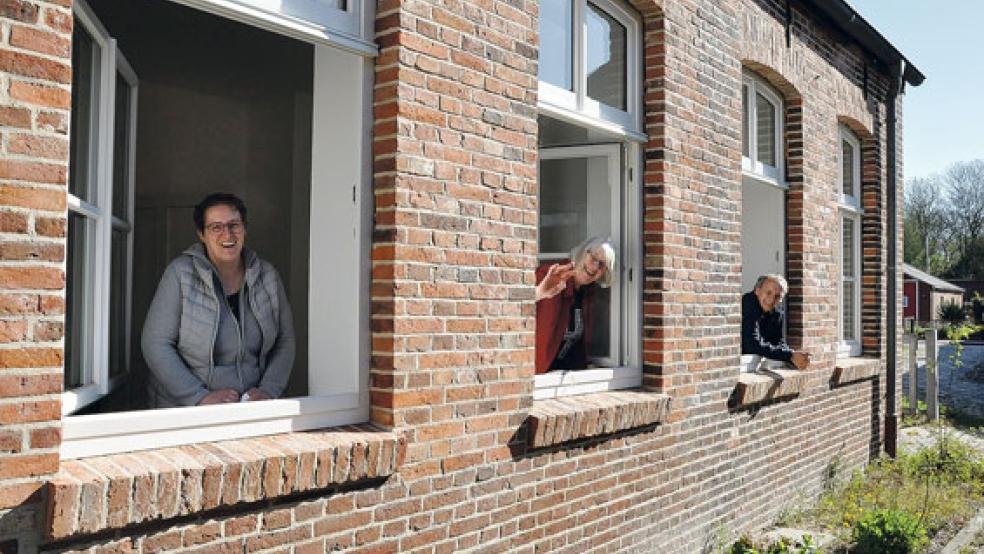 Sind mit der Sanierung der Küsterwohnung mehr als zufrieden (von links): Barbara Saadthoff Niemeyer (2. Vorsitzende des Kirchenrates), Hildegard Hartmann (Vorsitzende des Bauausschusses) und Hartmut Waddenberg (Mitglied des Bauausschusses).  © Foto: Boelmann
