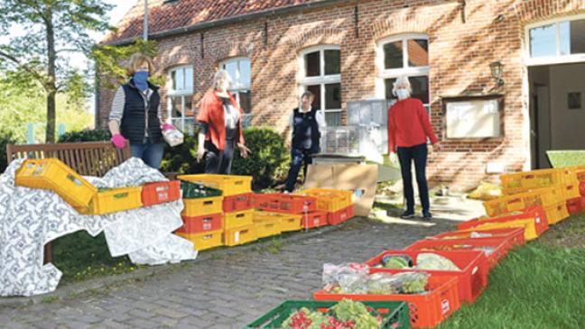 »Brotkorb«: Lebensmittel-Ausgabe in Jemgum unter freiem Himmel