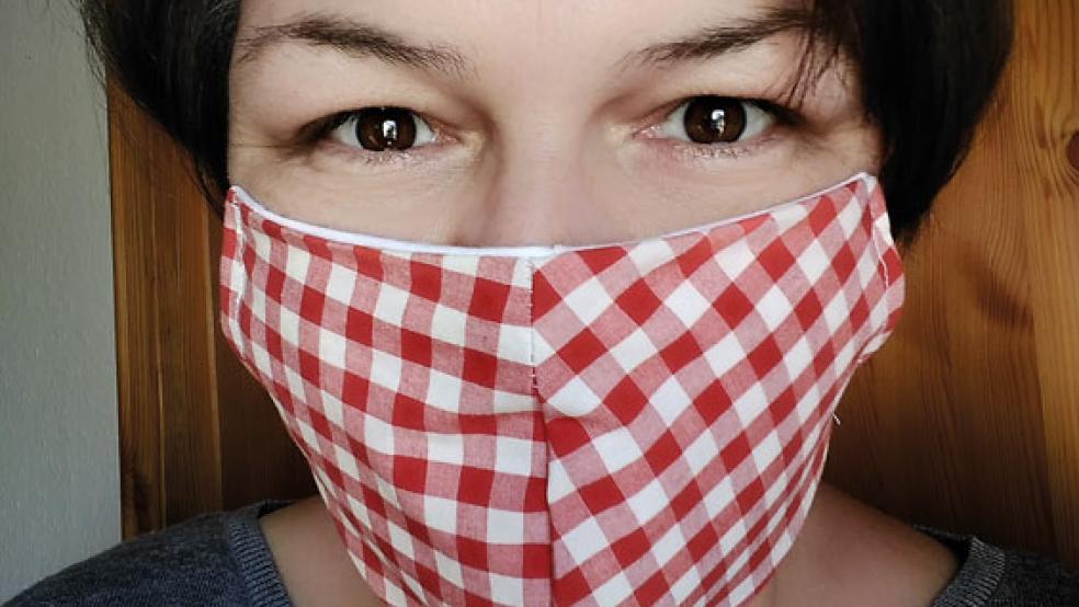 Schlicht, aber chic: Alexandra Begemann aus Pogum zeigt uns ihren Mund-Nase-Schutz, der alle Erfordernisse erfüllt. Wie verhüllen sich die Rheiderländer? Die RZ will´s wissen. © Foto: privat