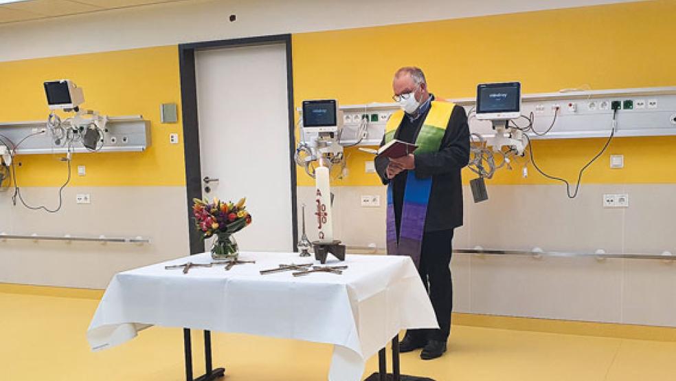 Pfarrer Franz-Bernd Lanvermeyer segnete die neuen Räumlichkeiten der Notaufnahme und der Kardiologie. © Foto: Marien Hospital