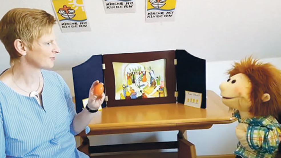 Doris und Detlef Wallenstein aus Holthusen gestalten den Gottesdienst für Kinder vor der Kamera. Mit dabei ist auch die Puppe »Fabian«.  © Fotos: RZ-Screenshots