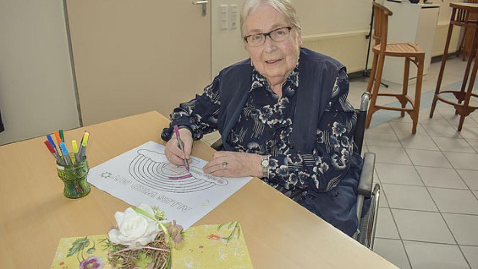 Bewohnerin Christa Gossel kennt im Altenzentrum Rheiderland in Weener keine Langweile und beschäftigt sich zum Beispiel mit dem Ausmalen positiver Botschaften, wie »Alles wird gut!«. © Foto: Himstedt