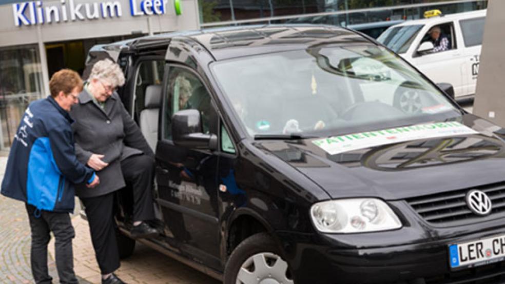 Das Klinikum Leer, hier mit einem Patientenmobil im Vordergrund, denkt ebenso wie das Borromäus-Hospital derzeit nicht über Kurzarbeit nach. © Foto: dpa