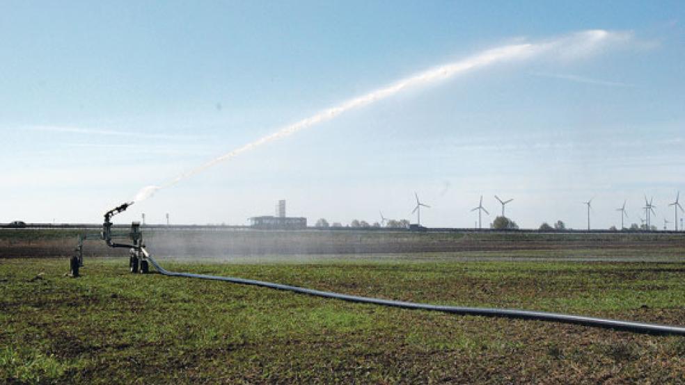 Diese Beregnungsanlage auf dem Gelände des Windparks in Holtgaste verteilt 50.000 Liter Wasser in der Stunde auf die Fläche. Für die Sielacht Rheiderland ist eine Bewässerung von Flächen angesichts der derzeitigen Trockenheit eigentlich nicht mehr machbar.  © Hoegen