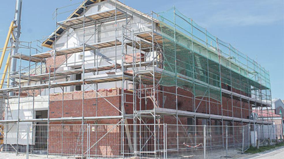 Der Bau des Familienzentrums in Bunde an der Ecke Birkenstraße/Kellingwold schreitet voran. Zurzeit werden die letzten Verblenderarbeiten abgeschlossen und elektrische Leitungen eingezogen. © Foto: Berents