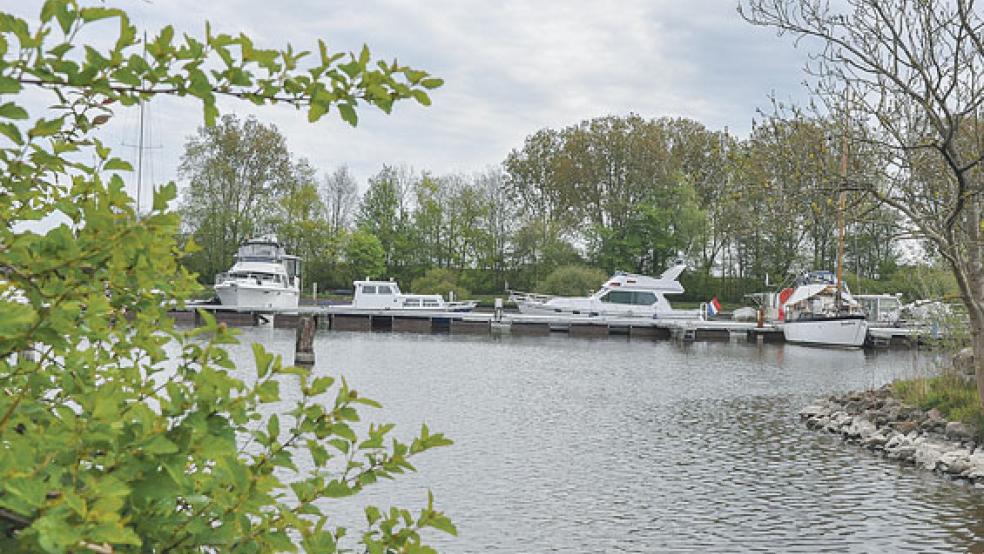 Auch im Hafen von Weener kann der Betrieb wieder aufgenommen werden. Darüber dürften sich auch die rund 180 Mitglieder des Seglervereins freuen.  © Foto: Boelmann